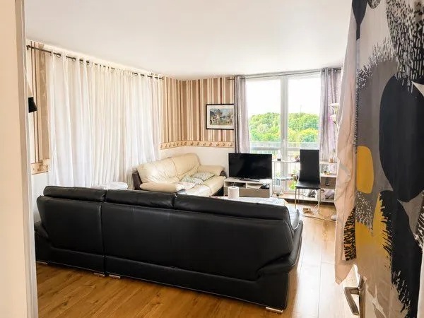 Appartement 4 pièces avec 3 chambres, deux balcons et cave
