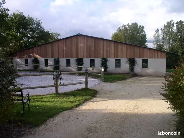 Magnifique propriété équestre, située proche de Tours et de la Charte-Sur-le-loir. Accès à l'autorou