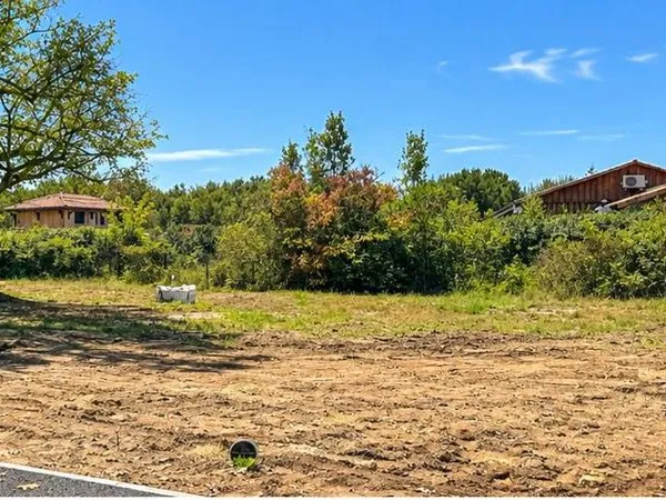 Terrain à bâtir de 570 m² à SAINT-LAURENT-MEDOC (33)