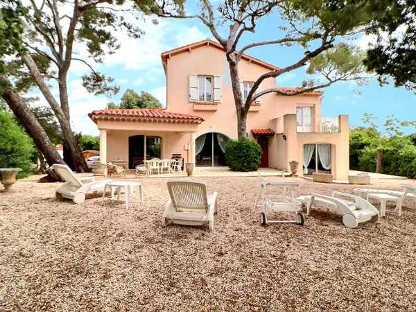 Saint Raphaël : Villa 5 chambres dans un environnement exceptionnel à 2 pas de la Calanque de Santa 