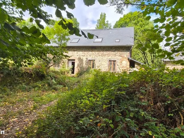 Corps de ferme a renover sur 9000m²