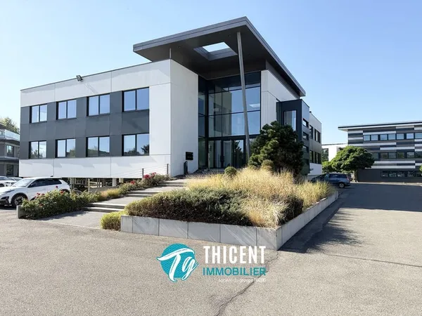 Locaux à usage de bureaux situés au rez-de-chaussée 595 m²