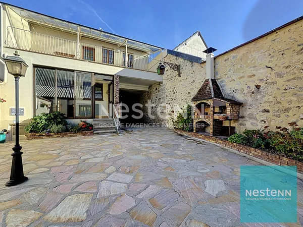 Ensemble immobilier comprenant deux logements avec un jardin et deux caves au coeur de Villeblevin