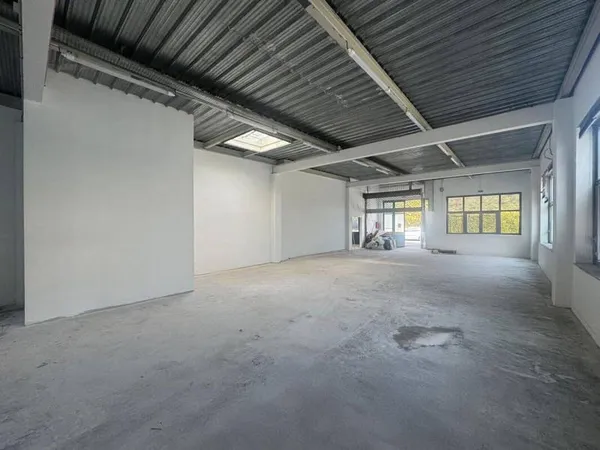 Local d'activité 1049 m²