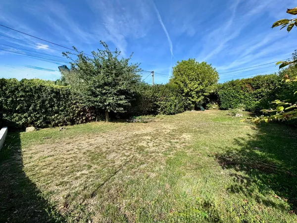 TERRAIN A BATIR DE 301 M² - BORNE ET CLOTURE
