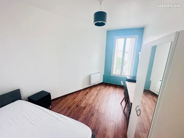 Chambre meublée avec télévision et refrigerateur en colocation