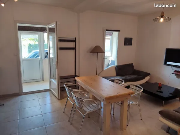 Maison entièrement renové 100m des remparts aigues mortes loggia clim vmc plein pieds équipée et meu