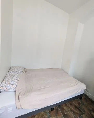 Studio disponible du 10 au 31 Octobre. Merci d'indiquer votre situation