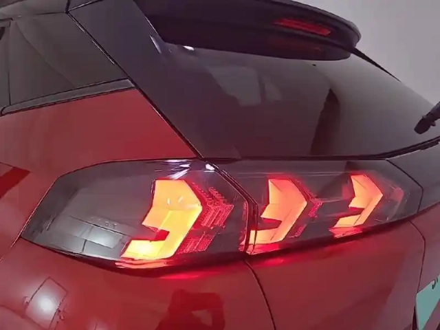 Peugeot 2008 puretech 130 s&amp;s bvm6 — photo 17