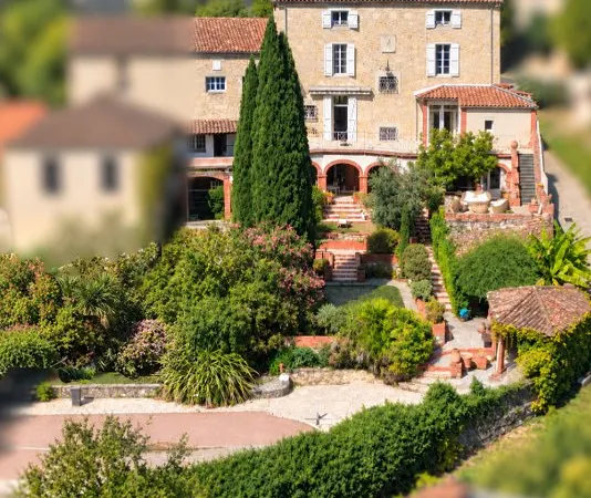 Maison de maître atypique avec maison secondaire, piscine et jardin.