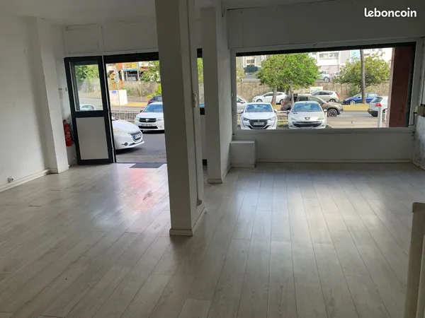 Local commercial 125 m² - grande vitrine + 85 m² de réserve - saint-denis camélias