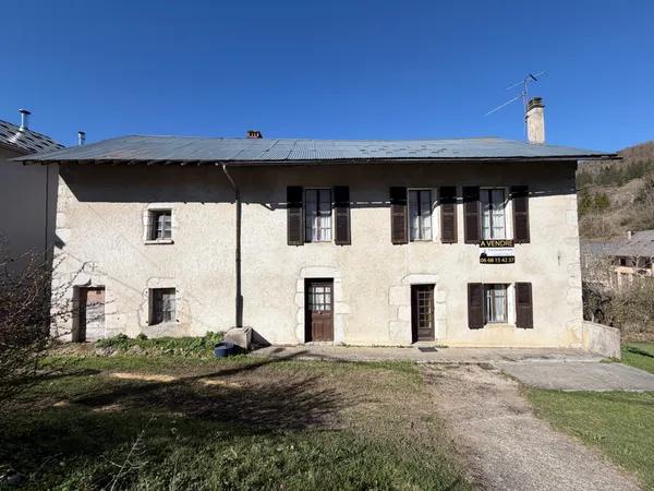 Propriété avec belle bâtisse de 205 m2 à rénover - 1600 m2 t