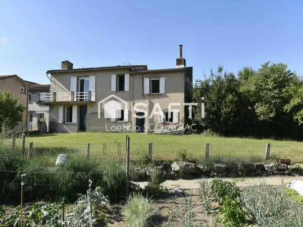 Maison de village rénovée de 108m² avec garage et jardin.
