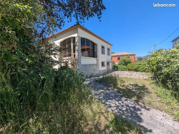 Propriété 6 pièces 145 m²