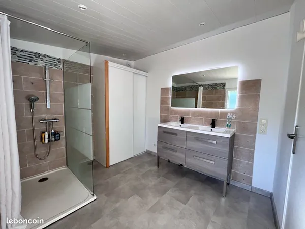 Maison familiale avec espace multifonctionnel