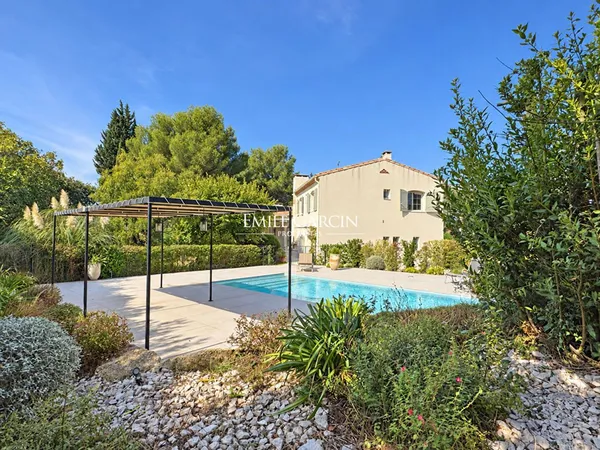 A vendre - Belle maison familiale rénovée, au coeur du village, avec jardin et piscine.
