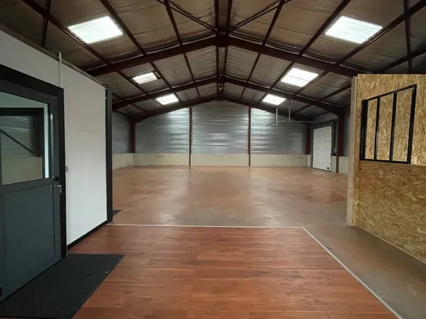 Entrepôt 320m2 avec quai de déchargement