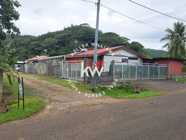 LOCAL COMMERCIAL BORD DE ROUTE + HABITATION TUMARAA - RAIATEA