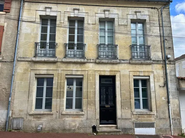 MAISON BOURGEOISE de caractère au coeur du quartier recherché du Jardin Public à COGNAC