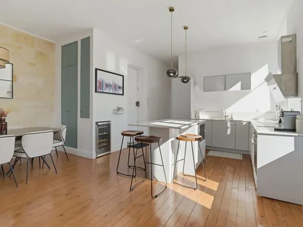 BORDEAUX PEY-BERLAND - APPARTEMENT DE CARACTÈRE AUX VOLUMES GÉNÉREUX