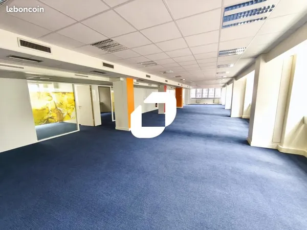 Bureau 894 m²