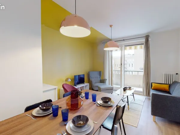 Colocation refaite à neuf meublé de 59m² avec 3 chambres, 1 logia et 1 terrasse