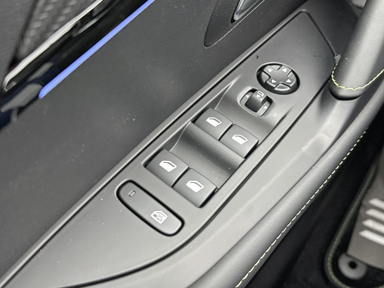 Peugeot 208 hybrid 145 e-dcs6 gt — photo 15