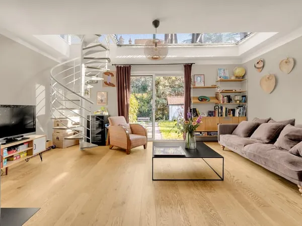 Maison familiale avec jardin et piscine