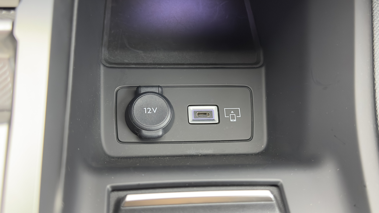 Peugeot 308 SW PHEV 180 e-EAT8 — photo 26