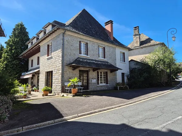 CORREZE. ST CIRGUES LA LOUTRE. Propriété en pierre avec 9 chambres, atelier, immense garage double e