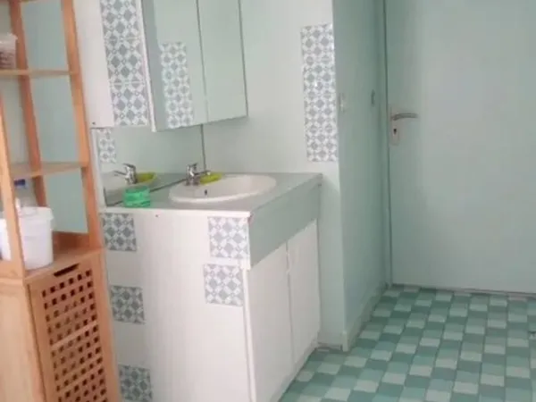 Grande chambre meublée chez l'habitant.