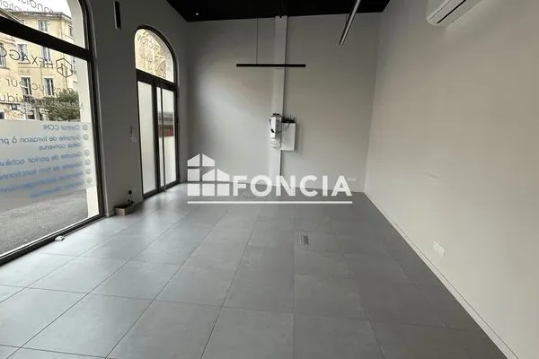 Local commercial 1 pièce 70 m²