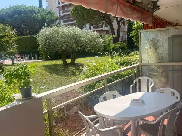 T2 climatisé avec terrasses et parking privatif, proche plages et gare à Saint Raphaël