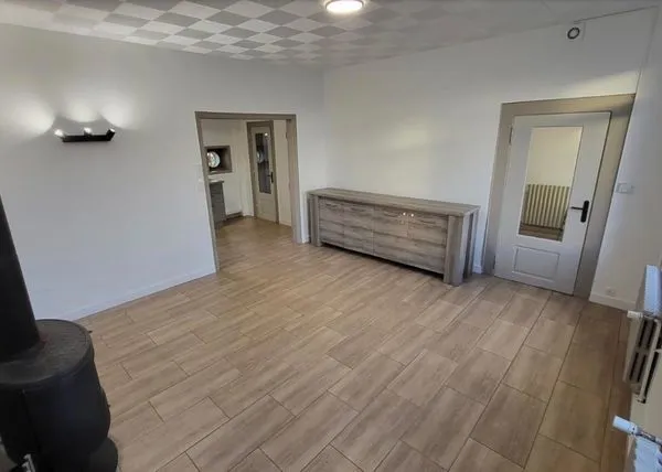 maison en pierre blanche