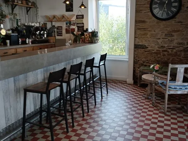 Bar 100m² + Licence IV incluse - Bail commercial, coeur de village