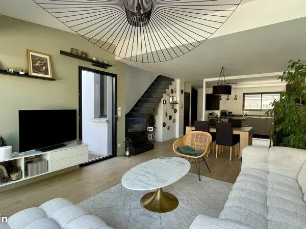 Maison contemporaine avec piscine pont de Nantes