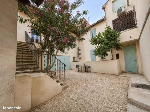 Immeuble - 2 appartements rénovés avec 2 garages et cour intérieure - Centre de Bédarrides