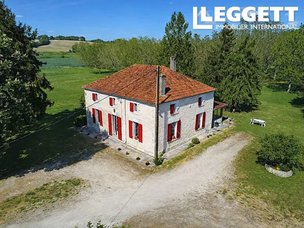 Vaste propriété avec maison 6 pièces, grange, pigeonnier, poulailler, grand terrain boisé.