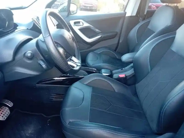 Peugeot 2008 1.2 puretech 110ch s&amp;s eat6 — photo 9