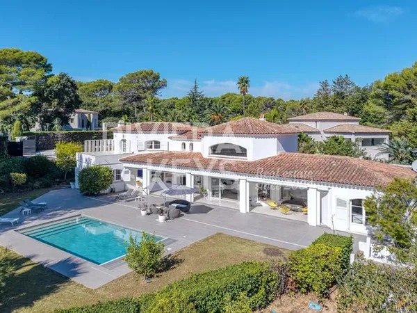 MOUGINS : Villa exceptionnelle au coeur d'un domaine fermé avec vue sur la verdure