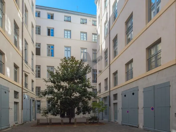 Appartement rénové Place Bellecour