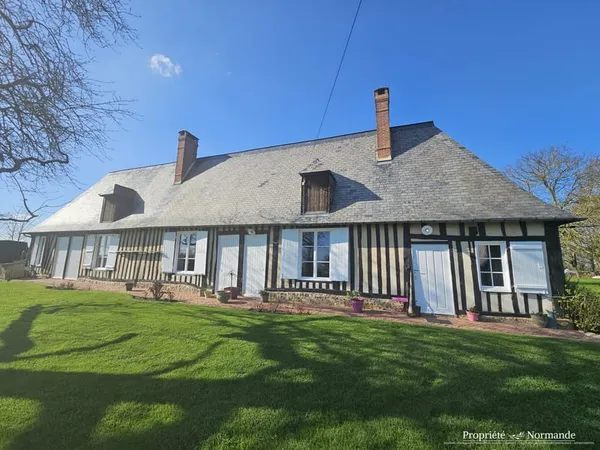 Maison Normande au milieu de son verger.