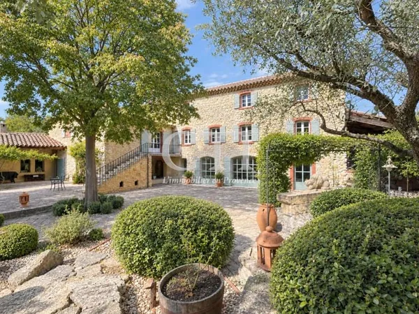 Un moulin d'exception du XVII ème au coeur d'un écrin de verdure face aux Dentelles de Montmirail