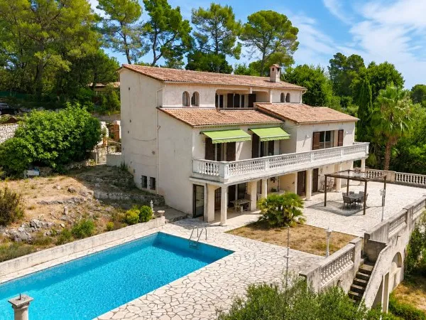 Maison 8 pièces 303 m²