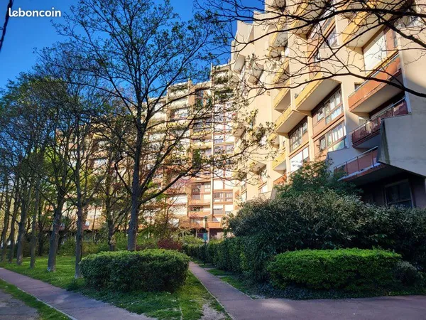 SEVRAN - Appartement 5 pièces - 96 m² Loi Carrez - Balcon - Parking