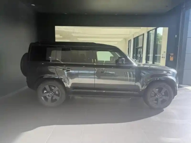 Land Rover Defender 110 2.0 p400e x-dynamic hse — photo 3