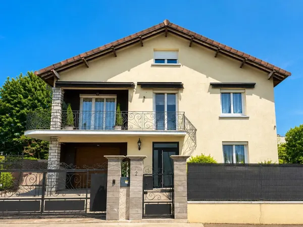 Grande maison très bien située sur un terrain de 623 M2