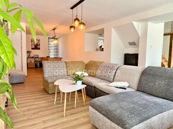Maison familiale : 5 chambres, près de 80 m² de pièce de vie, une terrasse de 60 m² et un jardin de 