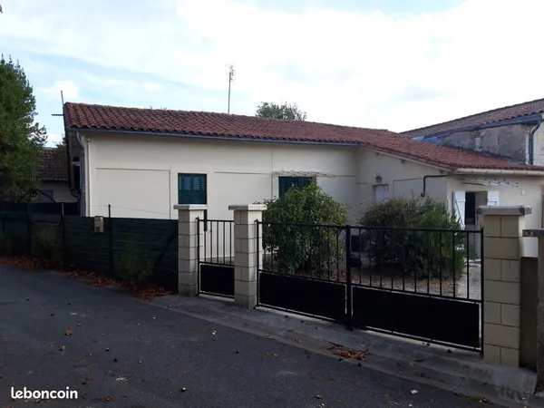 Maison de plain-pied au charme atypique au coeur d'un petit village