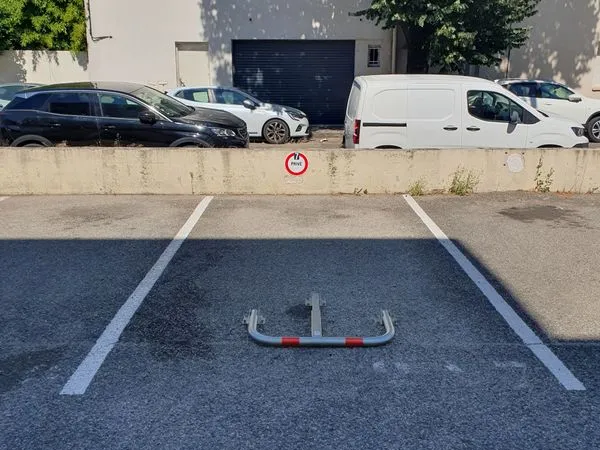 Parking/Emplacement de stationnement 150m des remparts, secteur préfecture Limbert